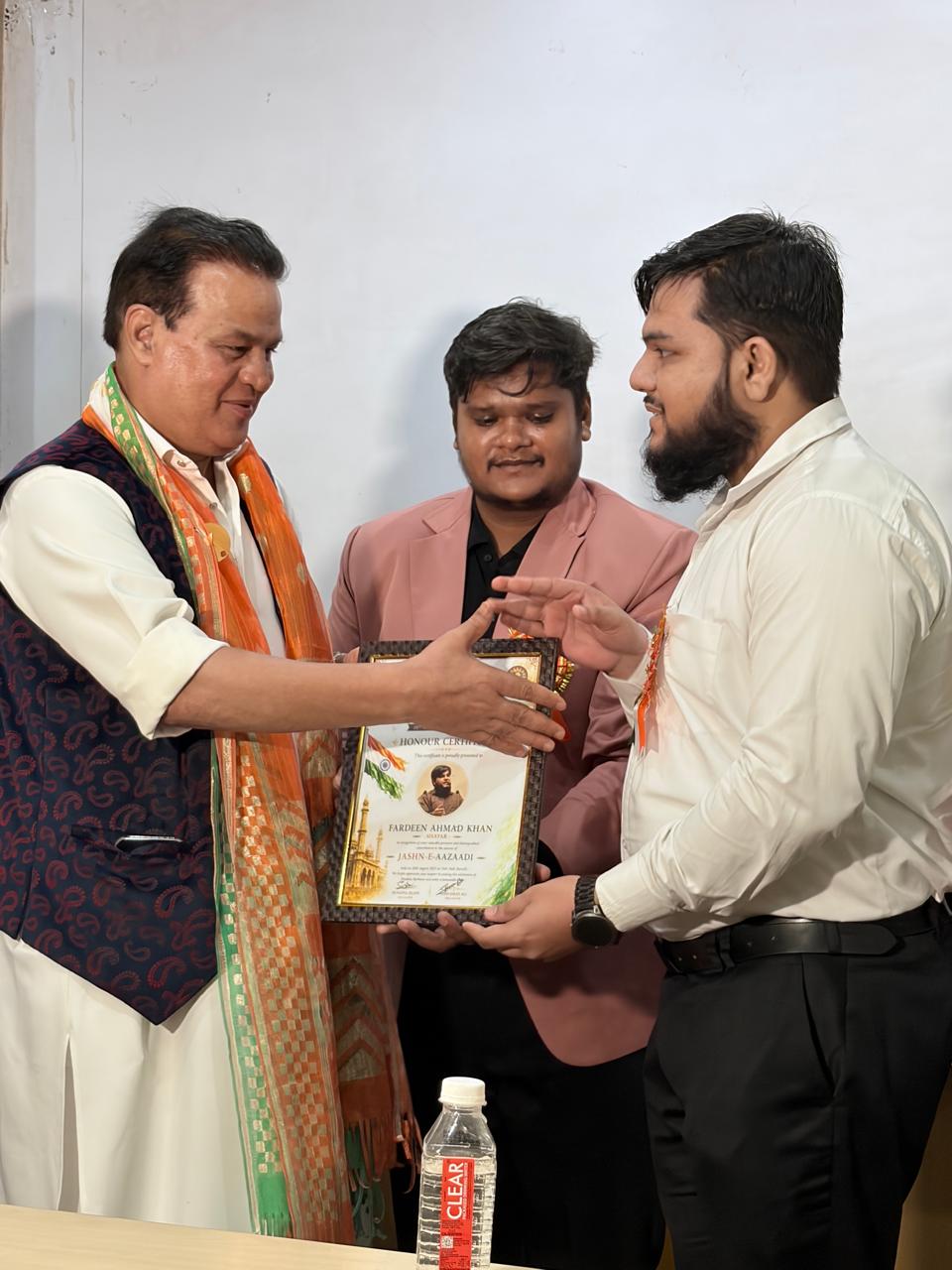 Fardeen Ahmad Khan being felicitated for poetry at the Jashn-e-Aazaadi literary programme