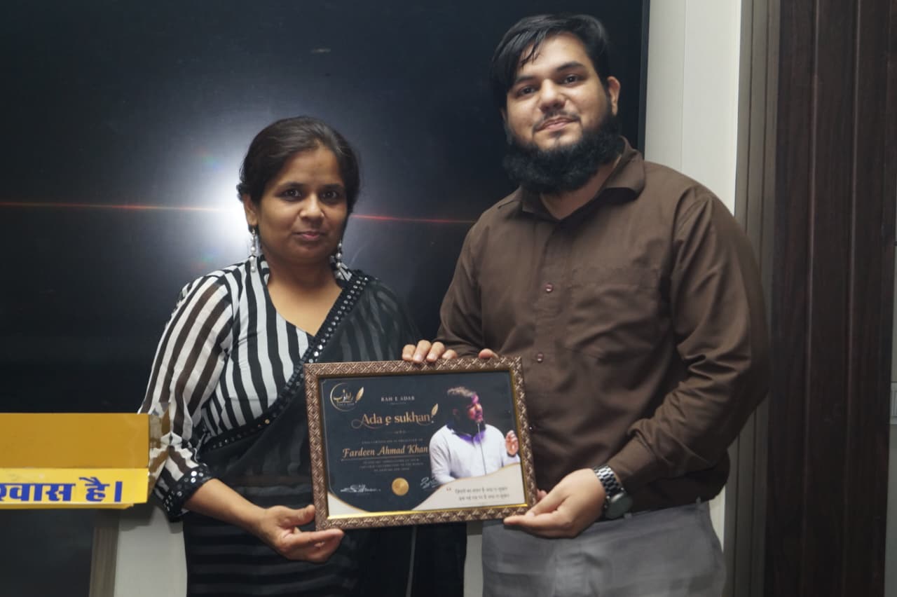 Fardeen Ahmad Khan holding the Ada-e-Sukhan poetry award